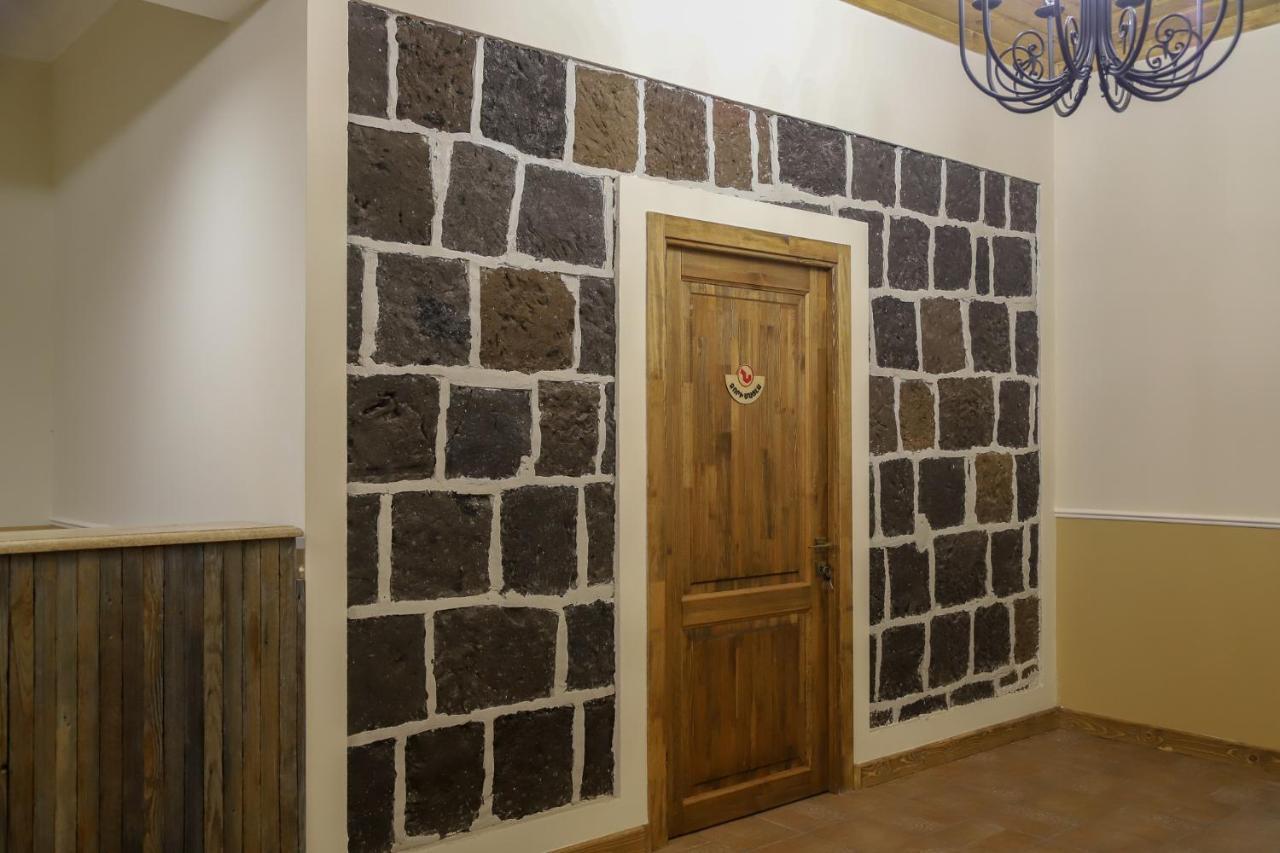Nur Guest House Gjoemri Buitenkant foto