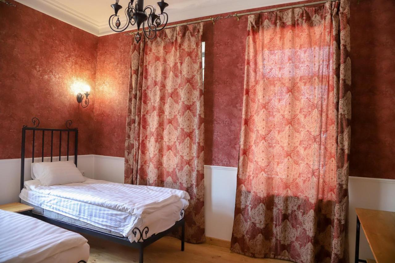 Nur Guest House Gjoemri Buitenkant foto