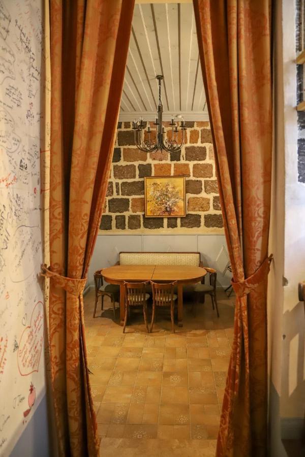 Nur Guest House Gjoemri Buitenkant foto