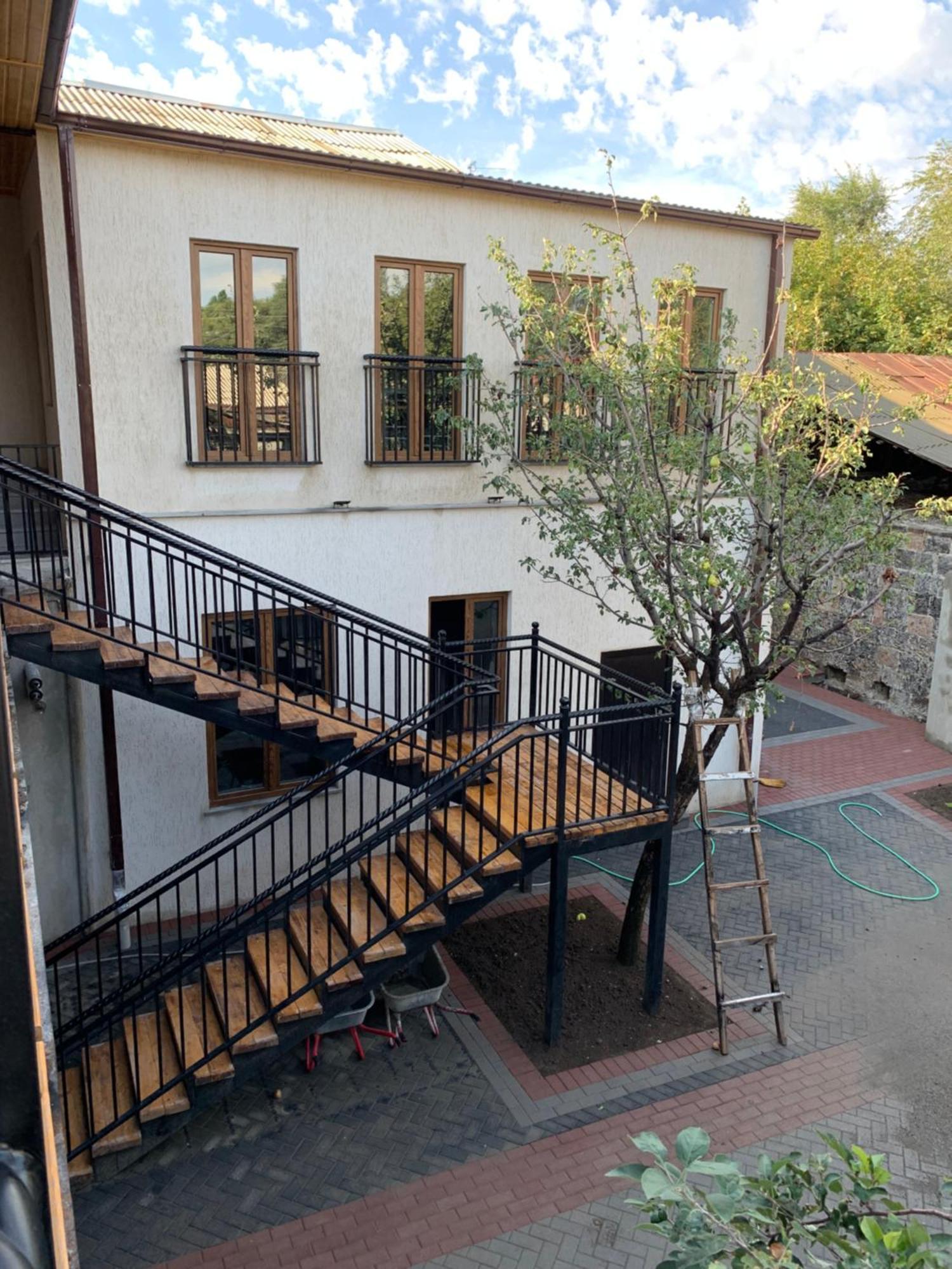 Nur Guest House Gjoemri Buitenkant foto